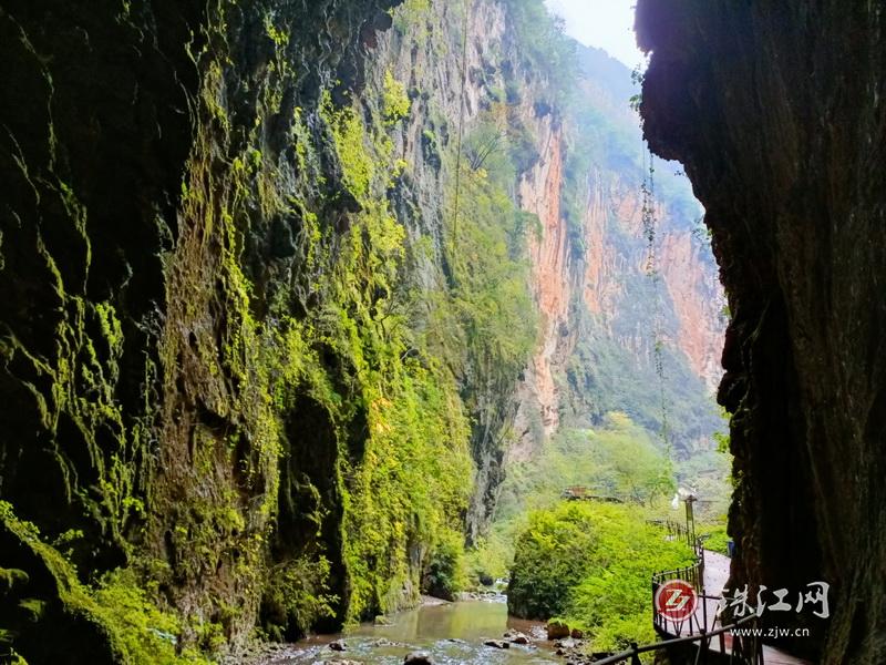 到会泽县雨碌大地缝 感受大自然的鬼斧神工