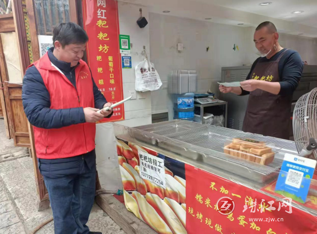 会泽县古城街道普法宣传进餐馆