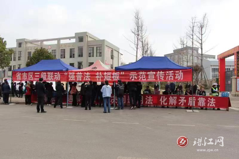 马龙区以樱花美食节为媒 巧打普法宣传牌