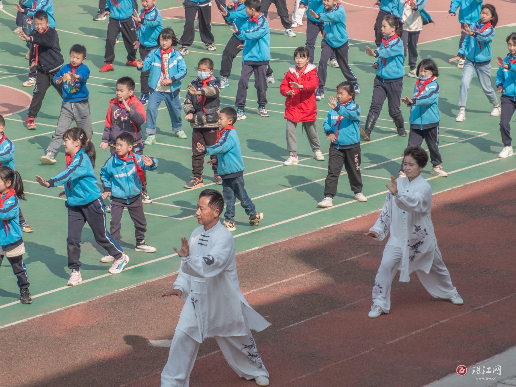 曲靖市太极拳学会走进新圩小学