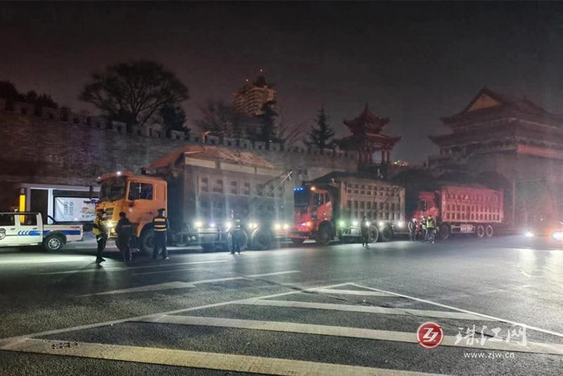 麒麟区城管局联合交警开展渣土运输车辆专项整治行动
