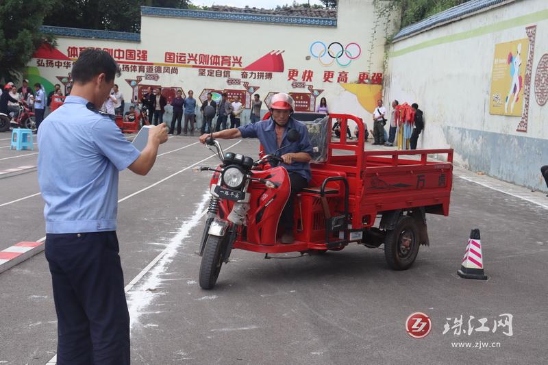 罗平交警便民利企措施营造良好营商环境