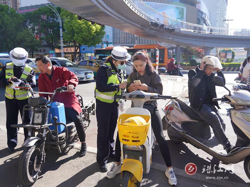 麒麟交警大队开展电动自行车交通违法专项整治行动
