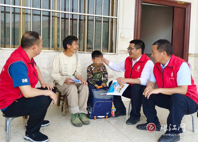 罗平县关爱困境儿童志愿服务促民族团结