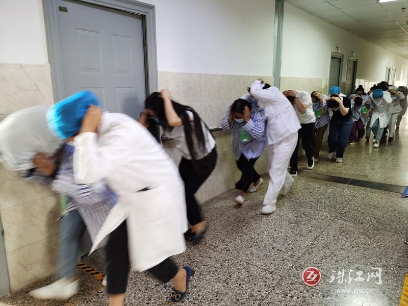 宣威市第一人民医院开展地震应急避险、疏散撤离演练