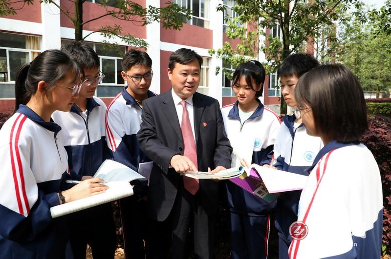 扎根教育勤耕耘  不忘初心铸师魂——记罗平县第三中学党总支书记方宝坤