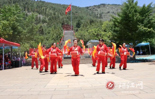 古城街道200余人在水城梨园举办民族团结文艺展演活动