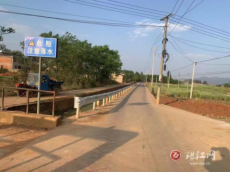 师宗县交通运输局：做好农村公路生命防护工程 为群众系上“安全带”