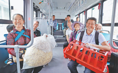 人民日报点赞云南曲靖：一条公交线路改变了一个村庄