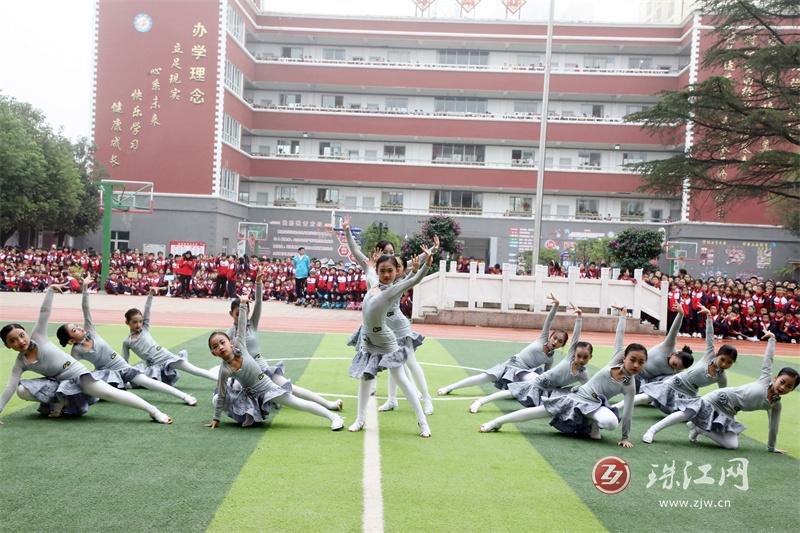 罗平：东屏小学文化体育艺术节绽放童年风采