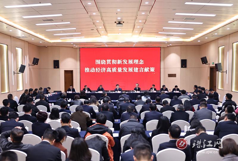 市政协六届三次会议举行第一界别联组会议
杨斌到会听取意见建议并讲话