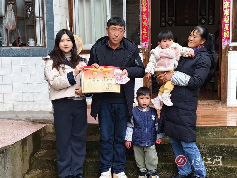 九龙街道：喜报进家门 军属享荣光