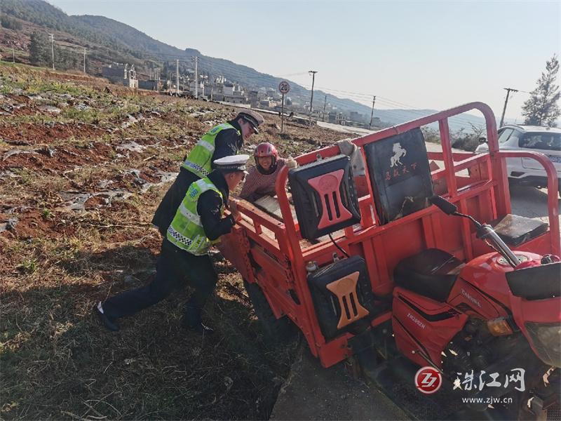 路遇民警执勤，无证男子慌忙倒车逃跑，却将车驶出路缘外被卡！