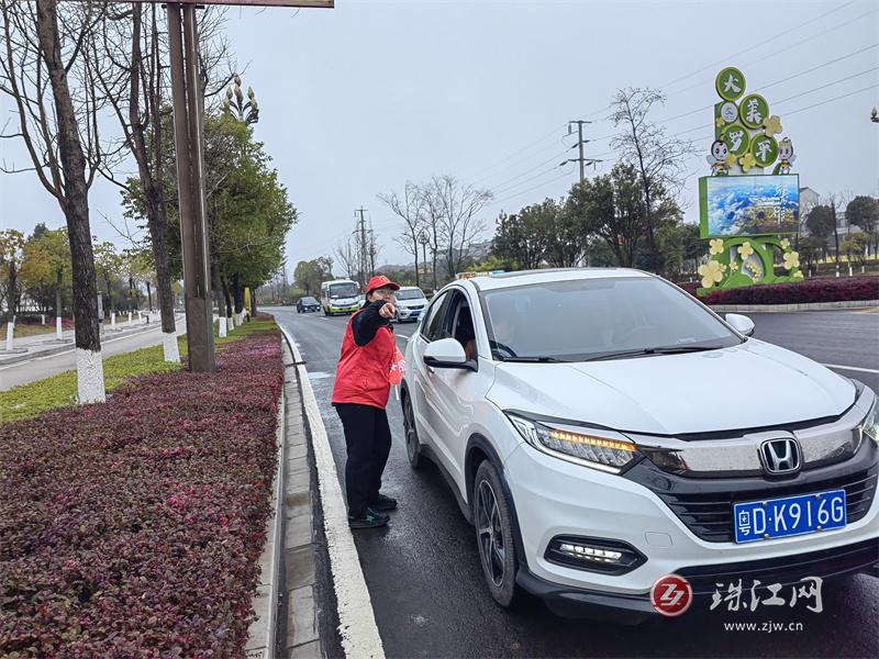 九龙街道：文明服务展风采 热情助力马拉松