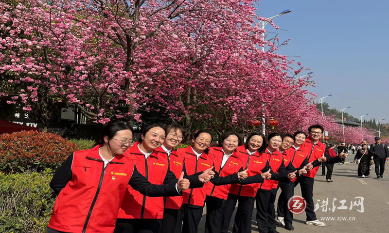 助力“樱花节” 农信在行动——马龙区联社积极参与“樱花节”志愿服务活动