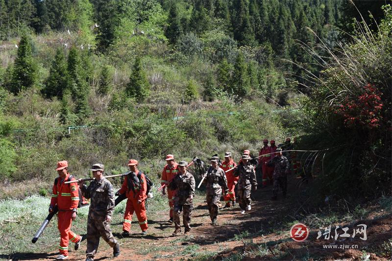 富源县国有十八连山林场开展“无火清明”武装巡护保障林区安全