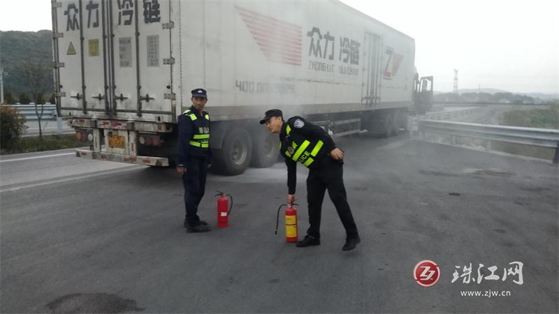 大货车突然爆胎起火 民警秒变“消防员”紧急救援