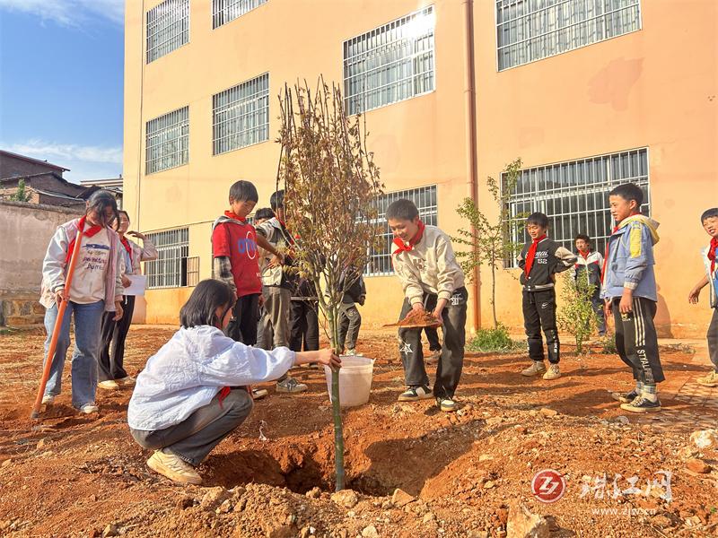 迤车镇高笕小学学生为学校种棵树