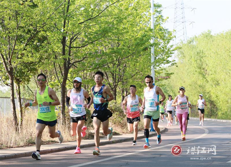 宣威市举办“小城故事”杯金月湖半程马拉松赛