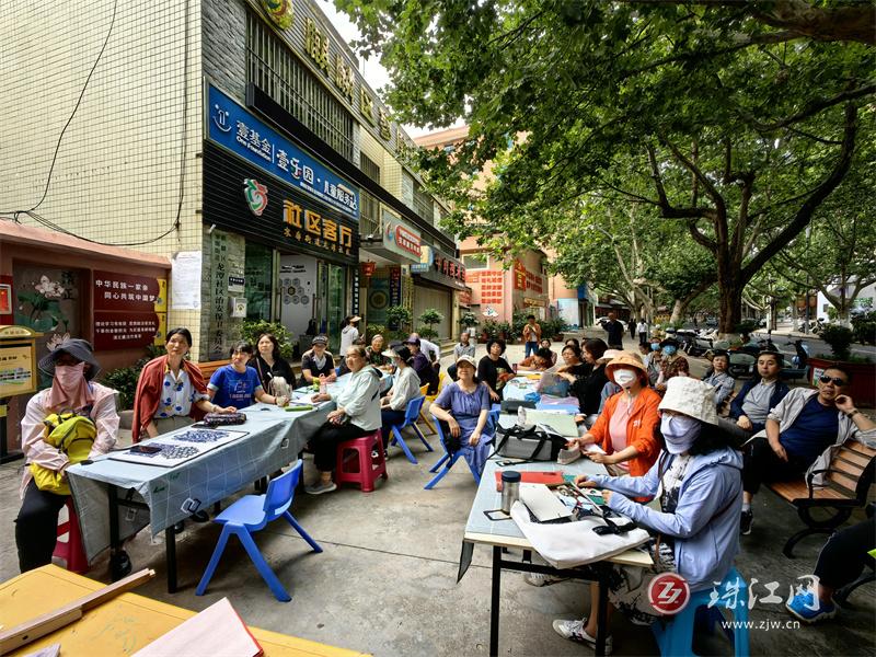 同窗共剪话吉祥——曲靖市老年大学“非遗课”进社区呈现“剪下生花”