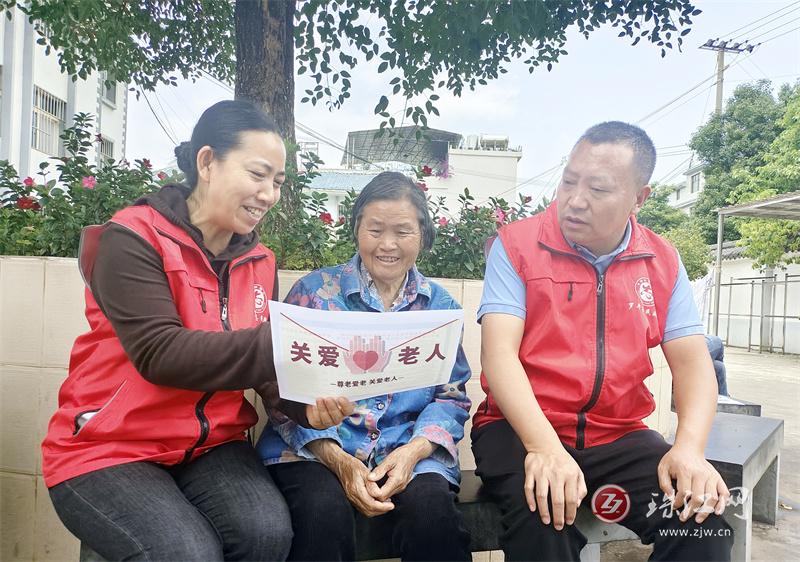 罗平县民政局政策宣传送进养老机构