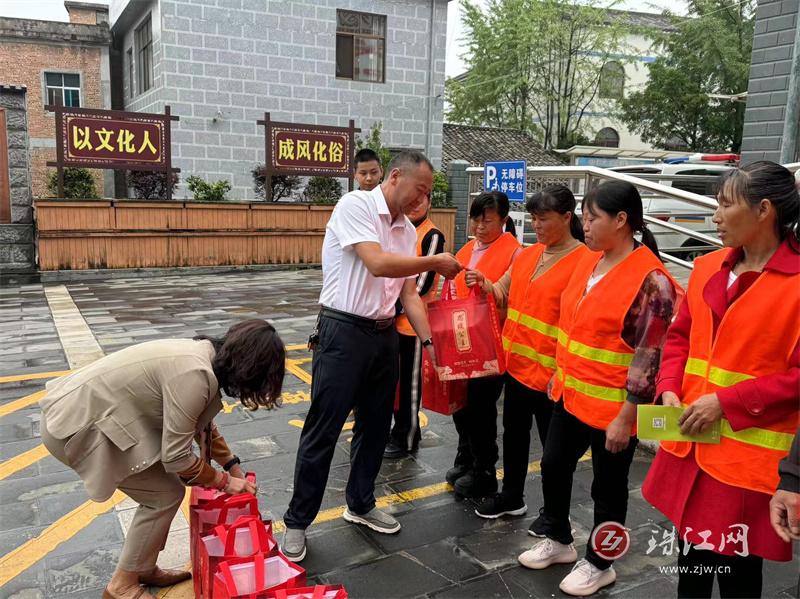 为酷暑“降”温，让爱心“升”温——九龙街道工会开展“爱心驿站”夏送清凉慰问活动