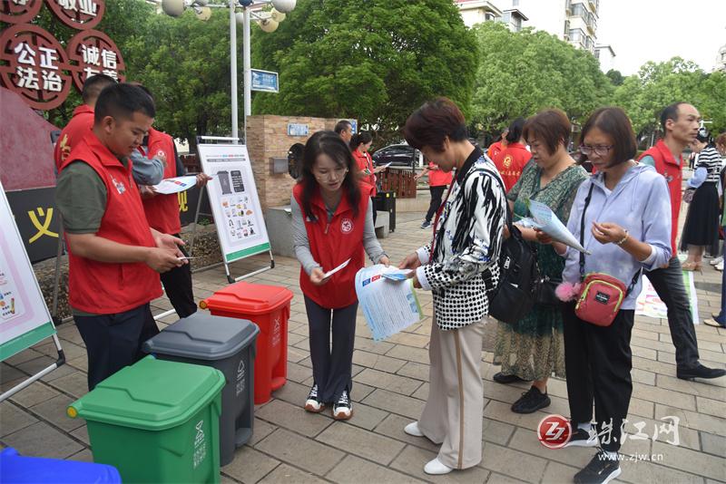 “践行新时尚，分类志愿行” 麒麟区执法局环卫处开展生活垃圾分类宣传周活动