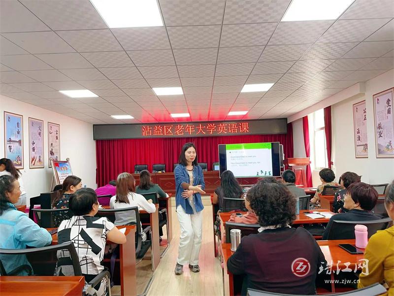 沾益区老年大学“莫道桑榆晚，为霞尚满天”老年英语乐趣多