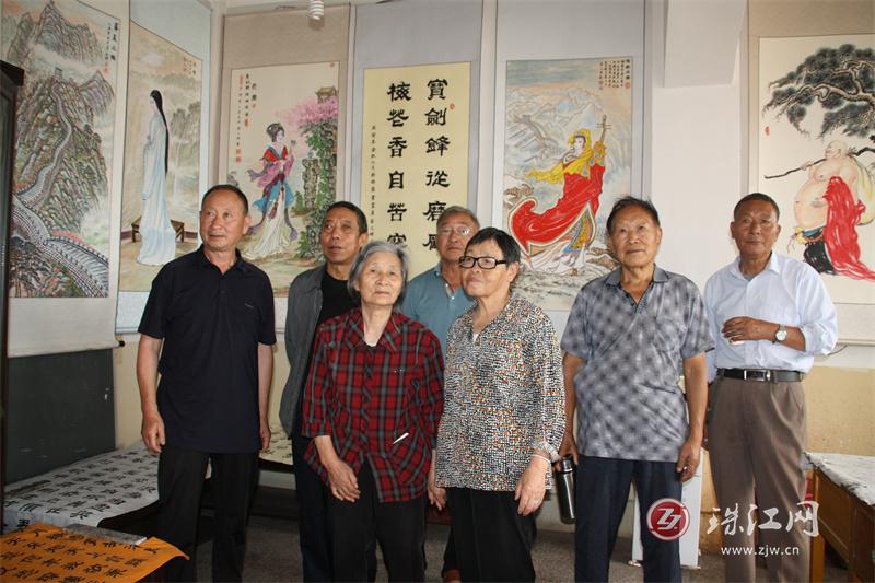 富源县举办离退休干部“赞辉煌成就 聚银发力量”诗书画展览