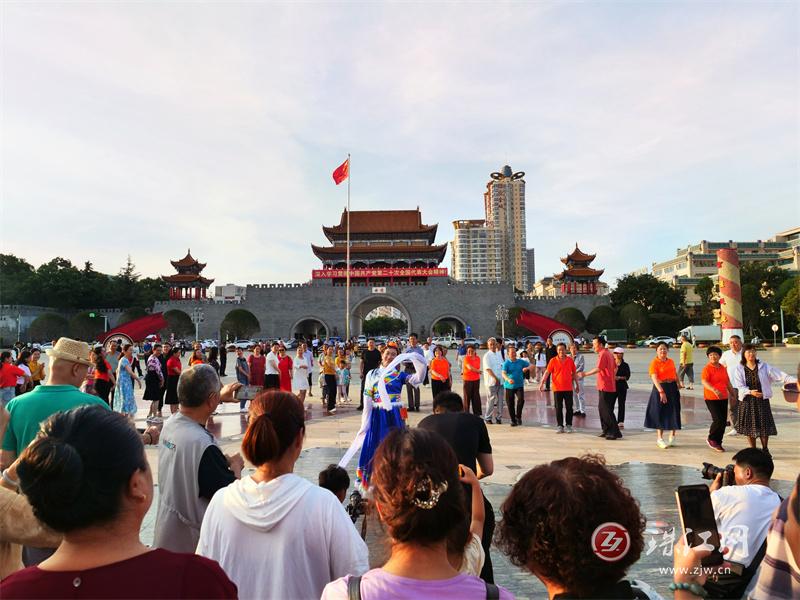 曲靖市老年大学：欢乐“快闪”与19.7℃的夏天更配