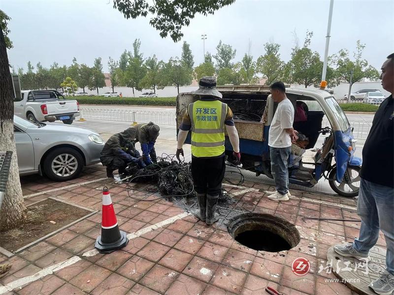 清掏污水管网 养护城市“血脉”