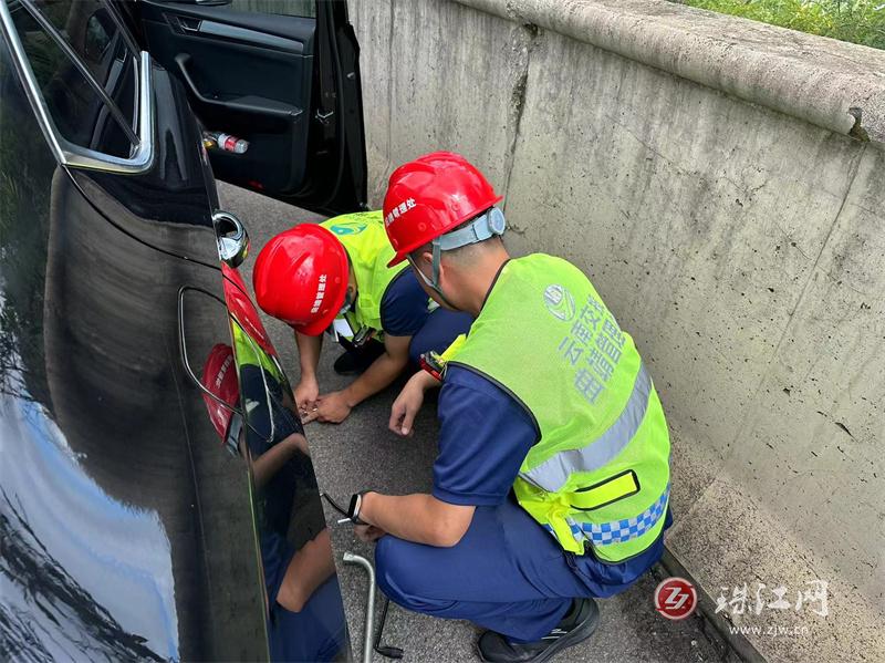 高速路上遇爆胎，巡路人员显身手