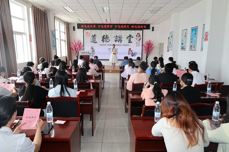 学习身边榜样 传递道德力量——曲靖市第三人民医院举办道德讲堂活动