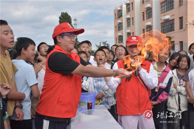 曲靖市科技馆科普大篷车走进马龙区通泉中学