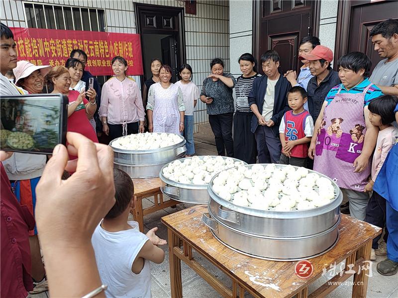 中安街道莲花社区劳动力技能培训：聚焦云南特色小吃，助力居民就业创业