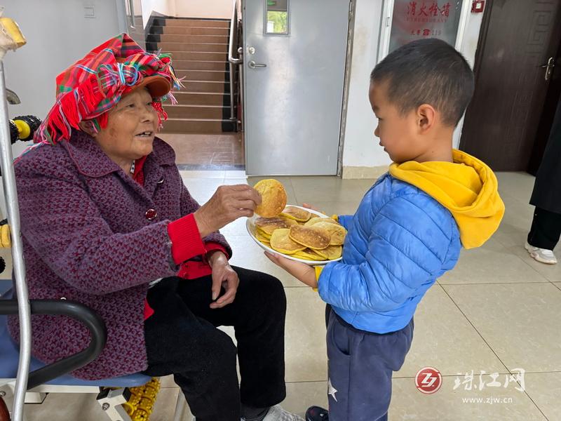 得禄乡中心幼儿园开展“美食分享，情暖重阳”活动