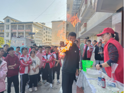 曲靖市科普大篷车的两所学校的科学之旅