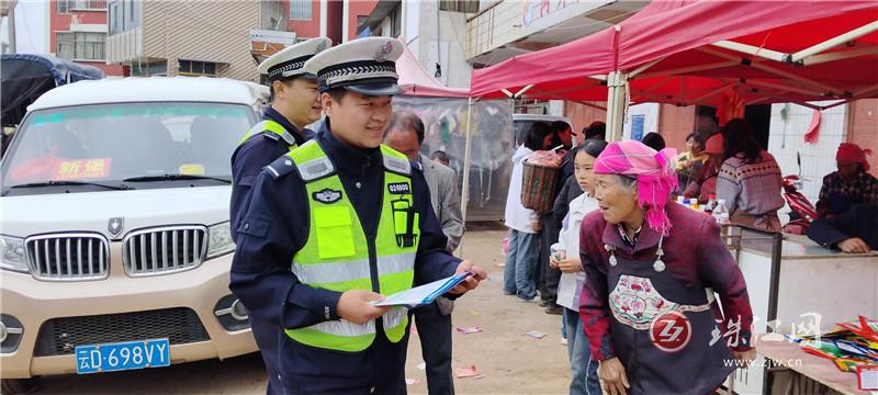 民警摆摊“兜售”防骗知识