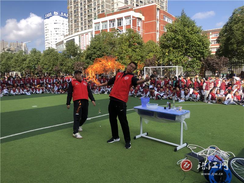 曲靖市科技馆科普大篷车走进曲靖市第一小学