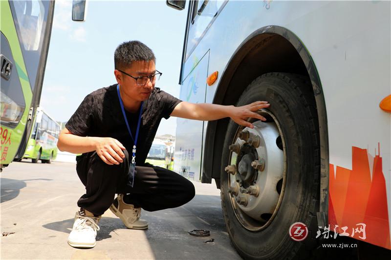 陳守文：十米車(chē)廂書(shū)寫(xiě)“公交司機(jī)”風(fēng)采