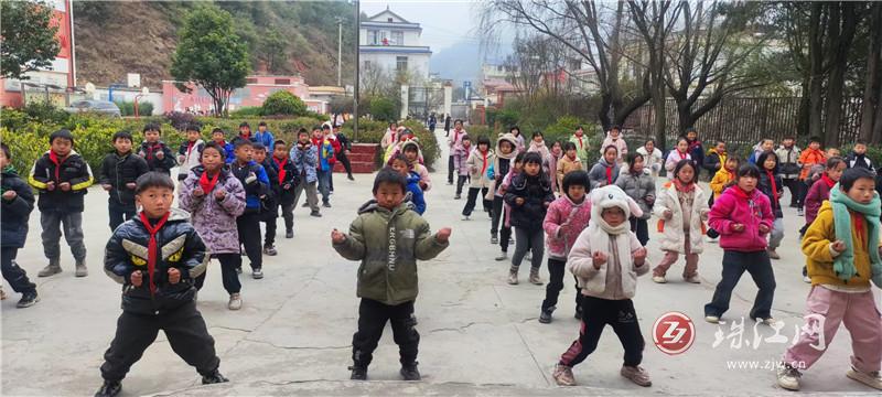 五星鄉(xiāng)各小學(xué)陽(yáng)光大課間讓師生“動(dòng)”起來(lái),，讓校園“活”起來(lái)