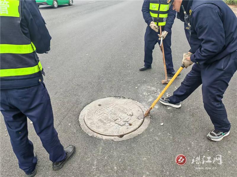 麒麟城管：消除井蓋安全隱患,，守護(hù)群眾腳下安全