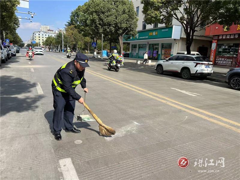 麒麟城管：清理路面碎玻璃 消除安全隱患