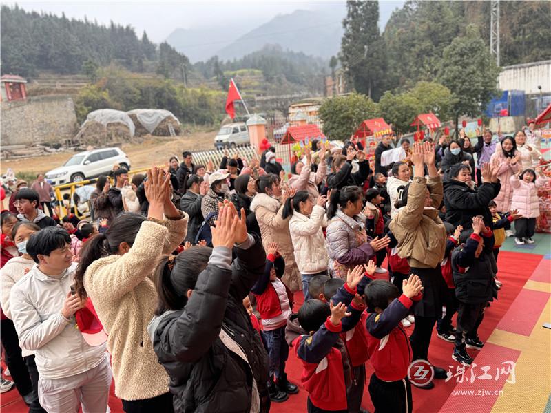 宣威市文興鄉(xiāng)中心幼兒園舉辦“萌娃鬧元旦,，歡樂(lè)集市行”活動(dòng)