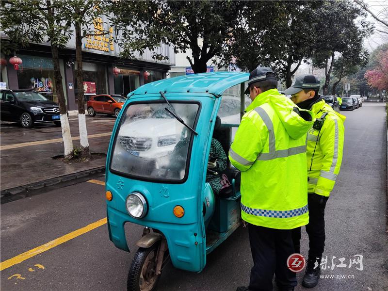 羅平交警齊力攻堅(jiān) 劍指老年代步車(chē)等無(wú)牌車(chē)交通違法行為