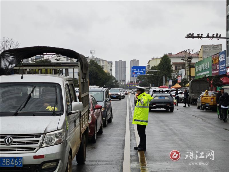 黨旗飄揚保暢通 忠誠護航顯擔當 羅平交警打造旅游交通保障新模式