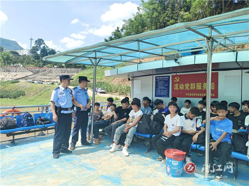 鲁布革派出所创新设立随船“护学岗”护航学子水上求学路