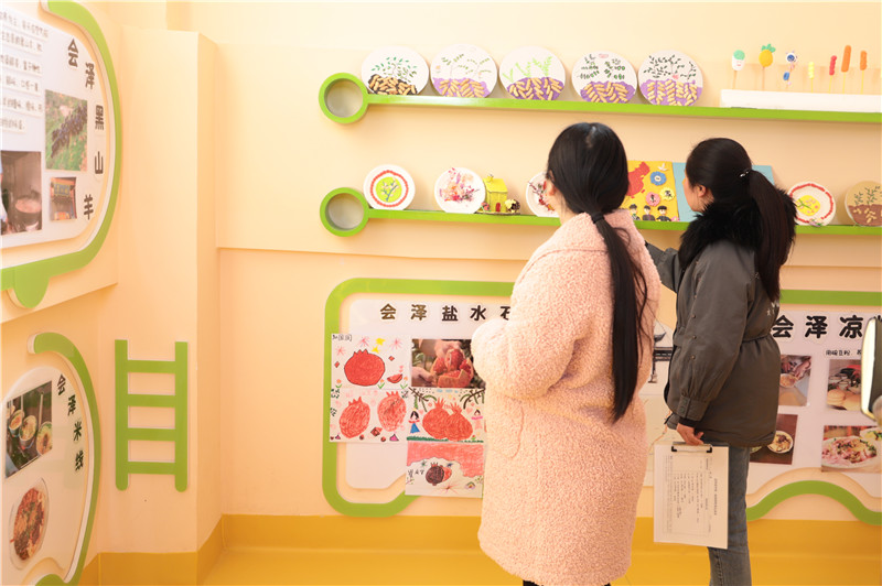 会泽县中铁二幼开展楼道环创评比活动