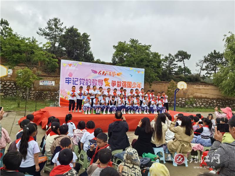 曲靖市委老干部局到热水镇阿浪完小开展庆“六一”活动