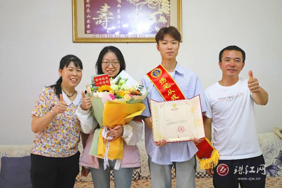 从分拣台到家门口的“梦想速递” ！曲靖邮政第一时间精准投递“光荣与喜悦”